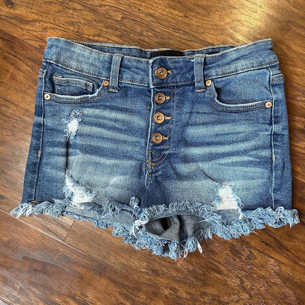 Women’s Kendall & Kylie distressed frayed jean shorts size 3/26